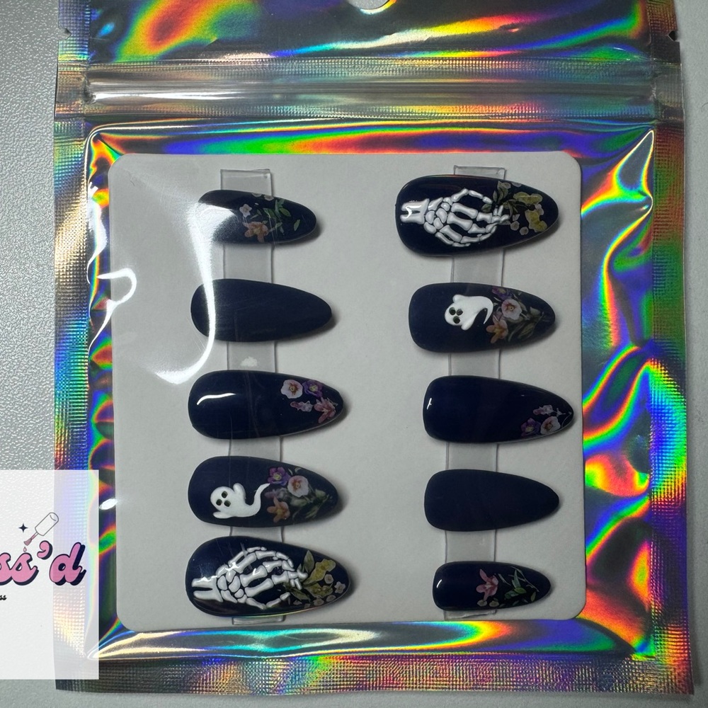 Small flower ghost press-on nails